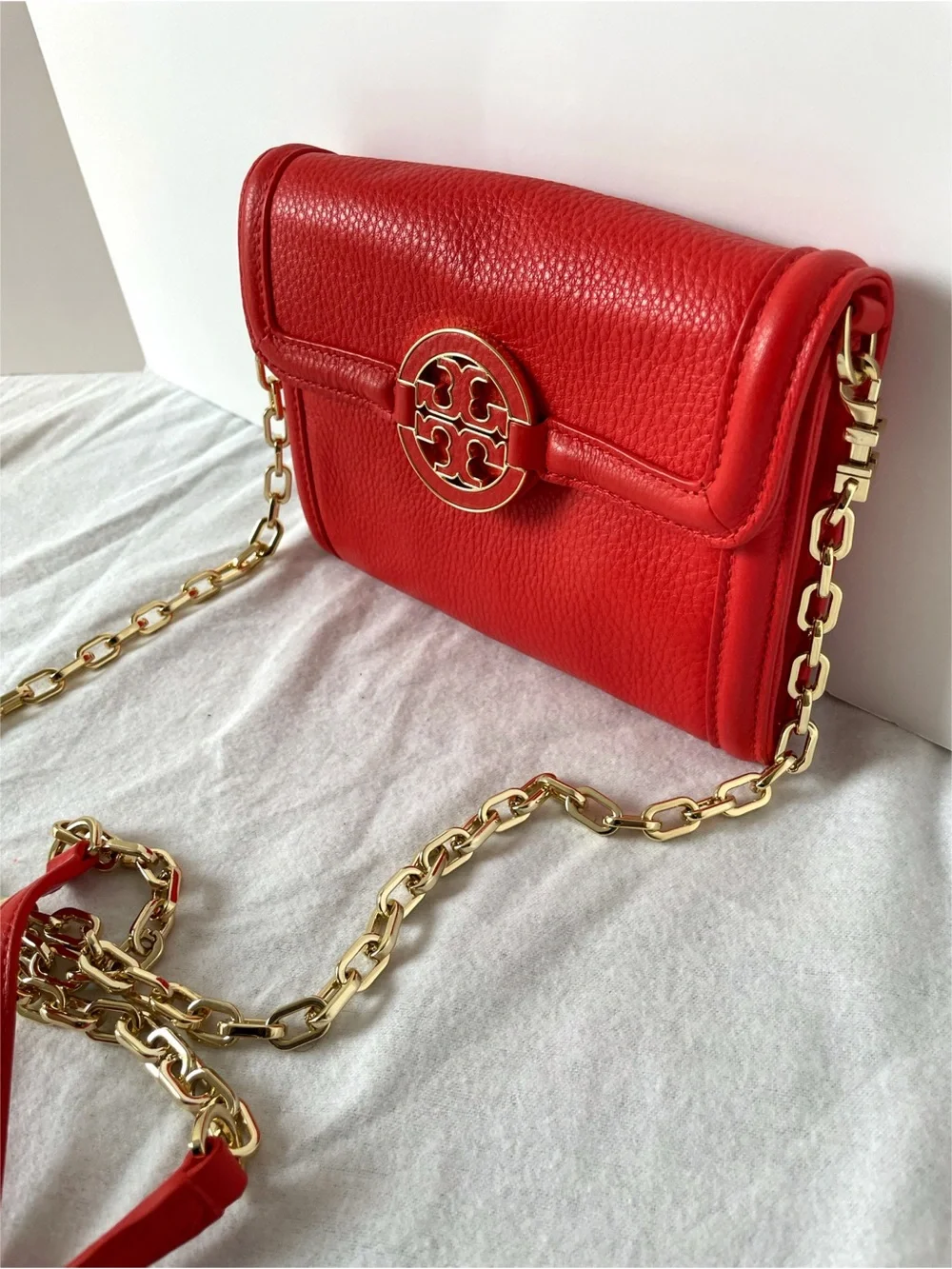 Tory Burch Red Shoulder Bag Logo Pattern Gold Chain Strap Snap Closure